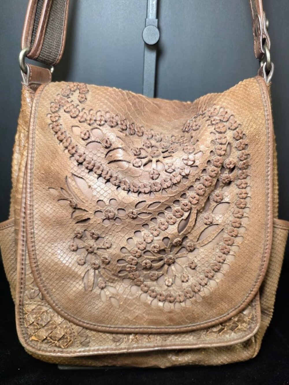Lockheart Leather 2D Crossbody Bag in Tan